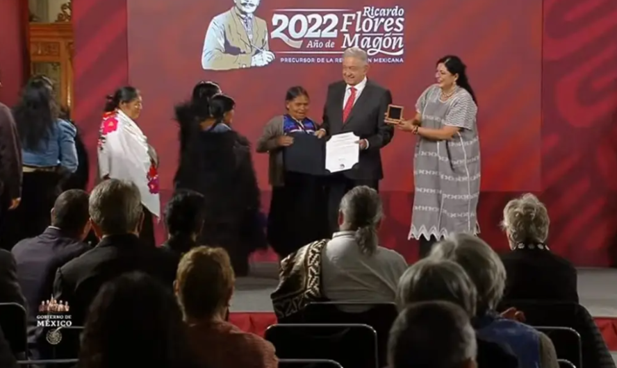 Por su labor cultural, reconoce AMLO a académicos, artistas e indígenas 