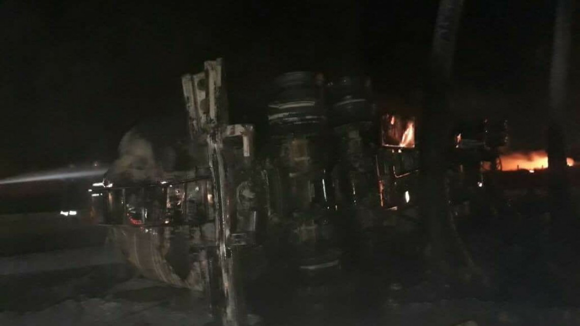 Se incendia pipa en corredor urbano de Ciudad Madero