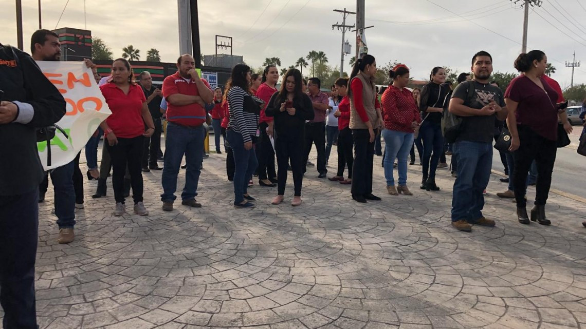 Se manifiestan maestros afuera del ISSSTE Matamoros 