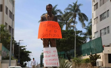Colectivo en Acapulco exige retirar estatua de Eugenio Derbez