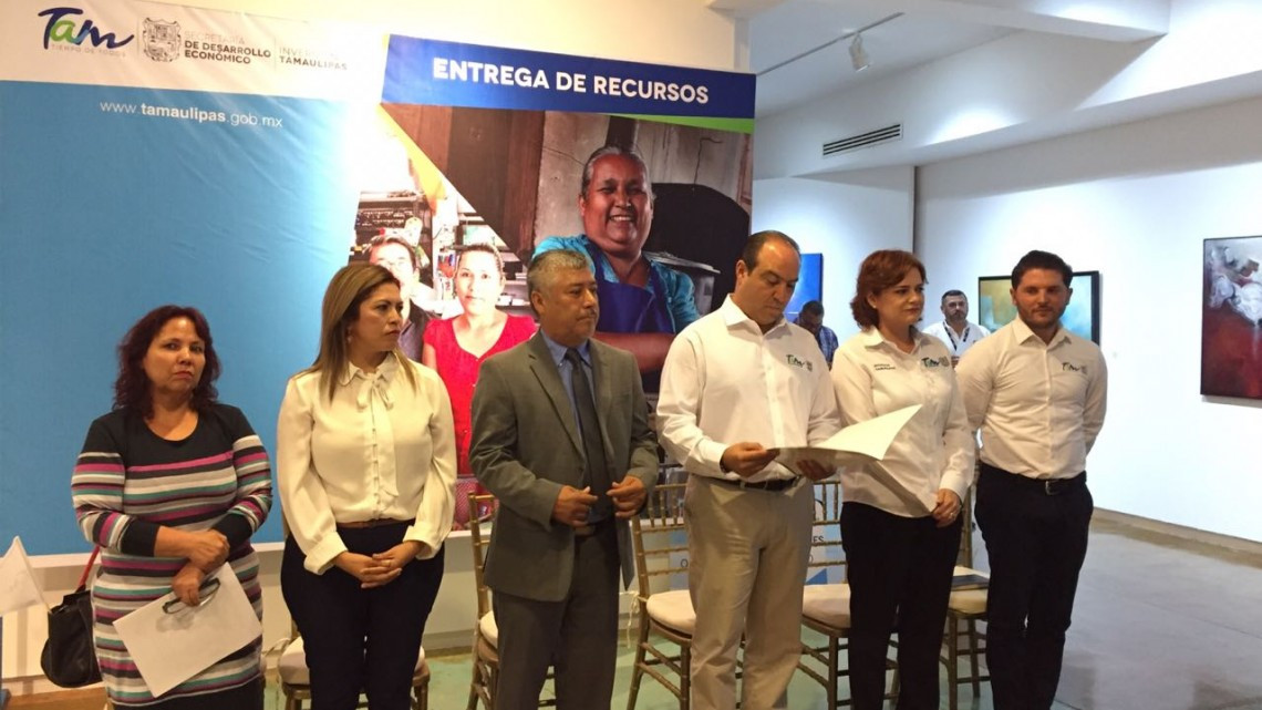 Reparten 997 mil pesos en créditos a microempresarios