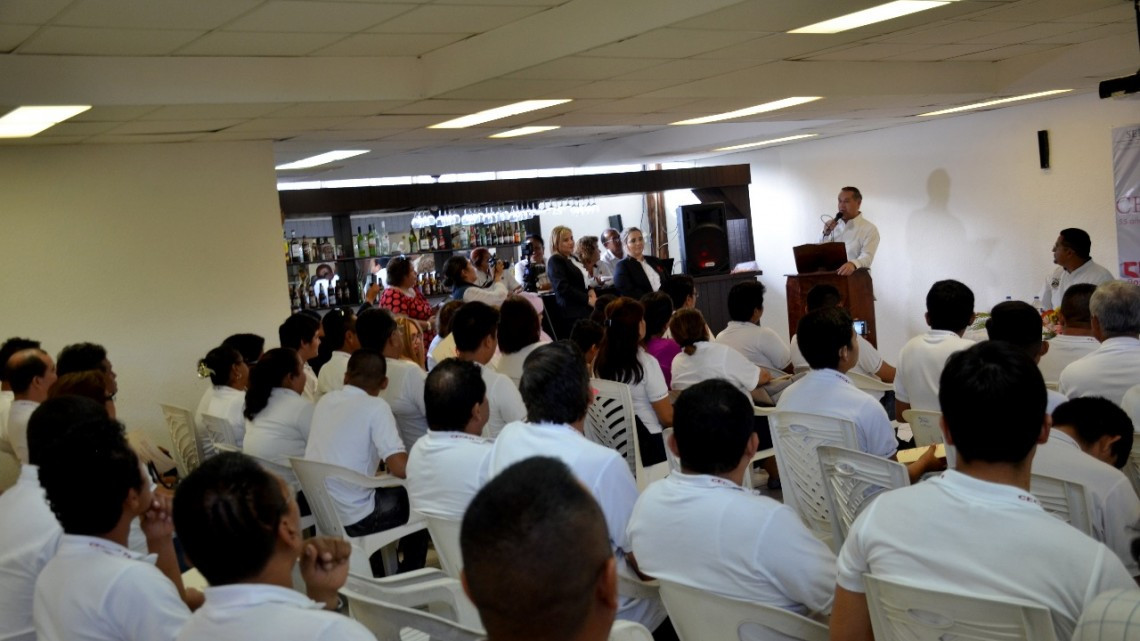 Presidente electo de Madero apadrina a egresados del Cecati 71