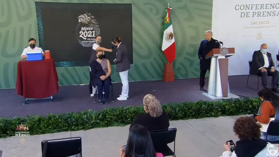 Inicia aplicación de refuerzo de vacuna contra COVId-19 a adultos mayores en México
