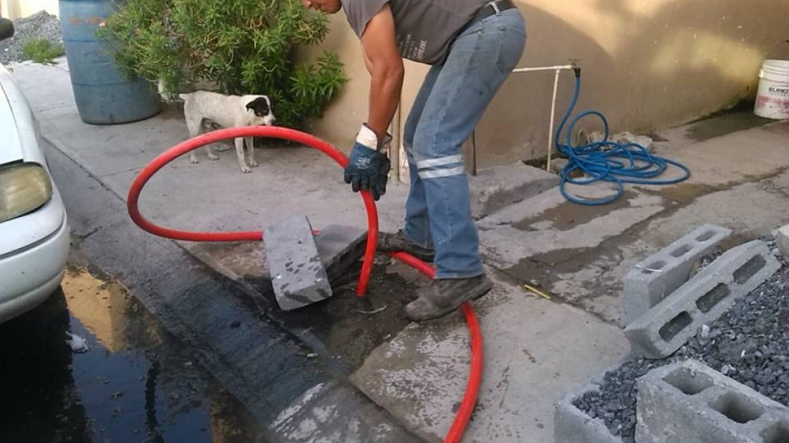 Comapa trabaja con equipo vactor