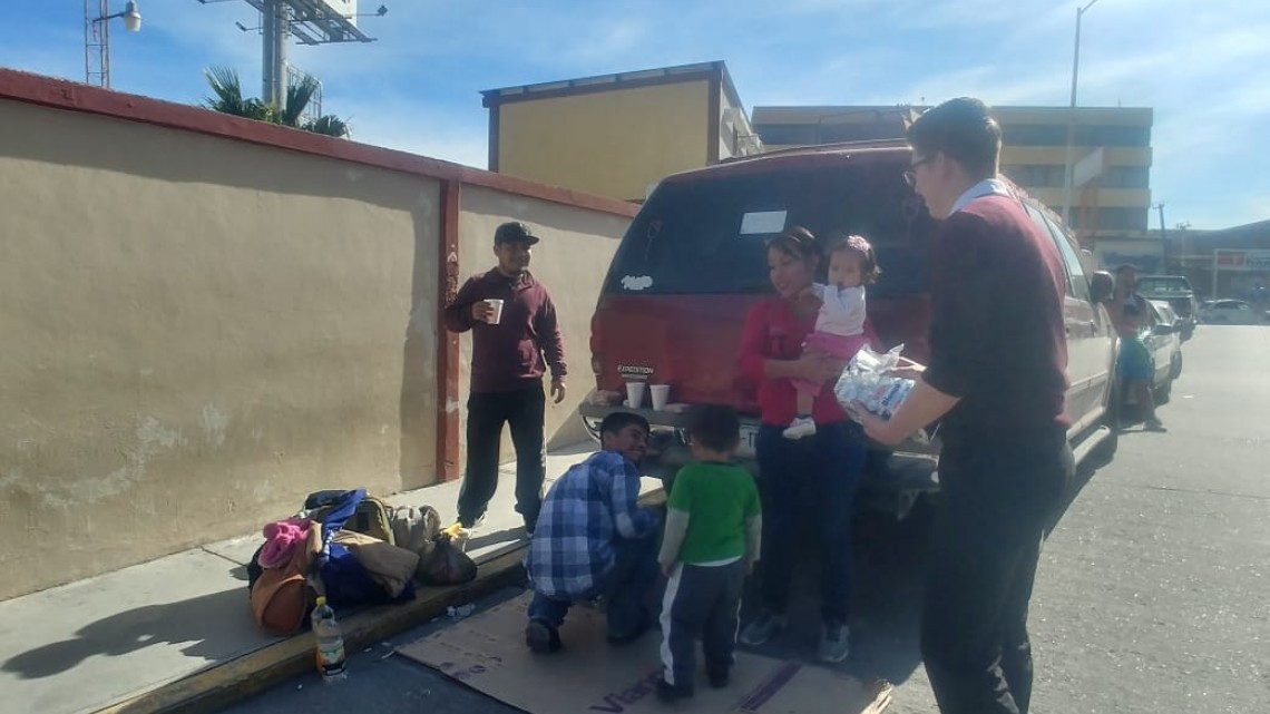 Abusan vendedores ambulantes de familiares en apuros en el IMSS