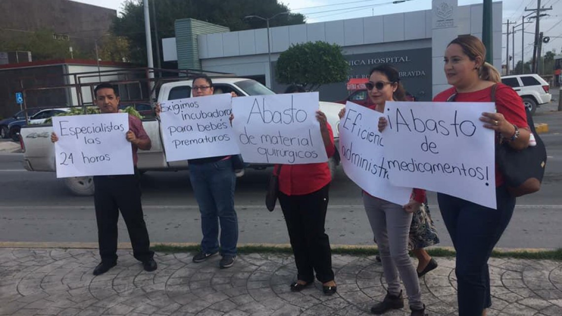 Se manifiestan maestros afuera del ISSSTE Matamoros 