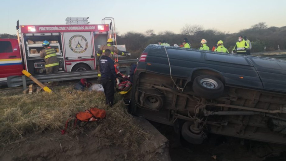 12 turistas muertos tras volcadura de vehículo en Jalisco