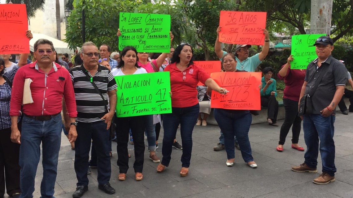 Ex empleados municipales se plantan frente a presidencia municipal