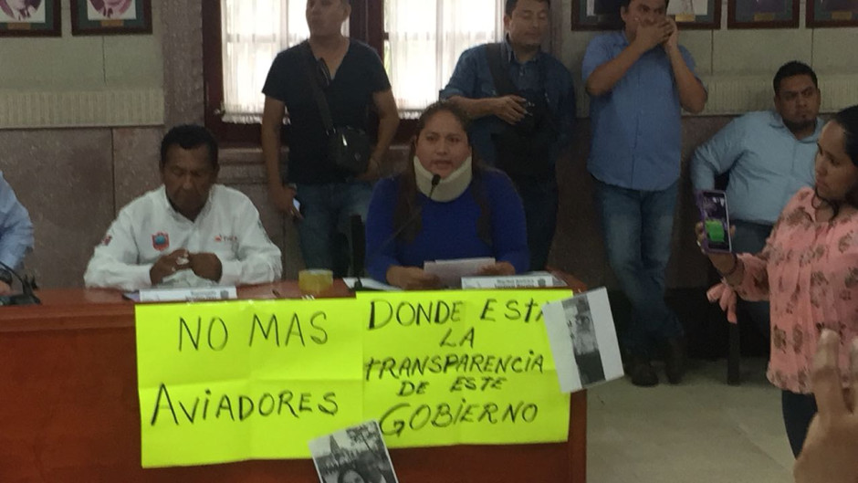 Ventila regidora a cuatro aviadores en ayuntamiento