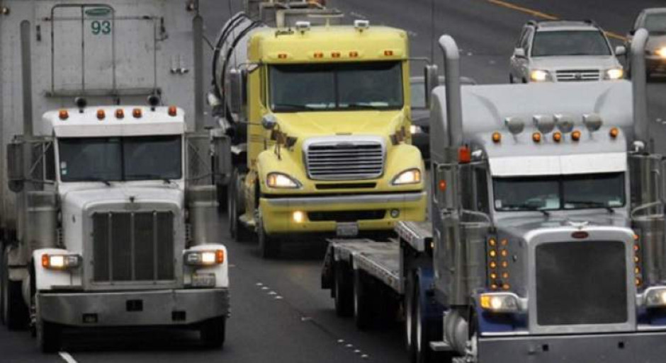 Se manifiestan transportistas con paro nacional en carreteras del país por inseguridad 