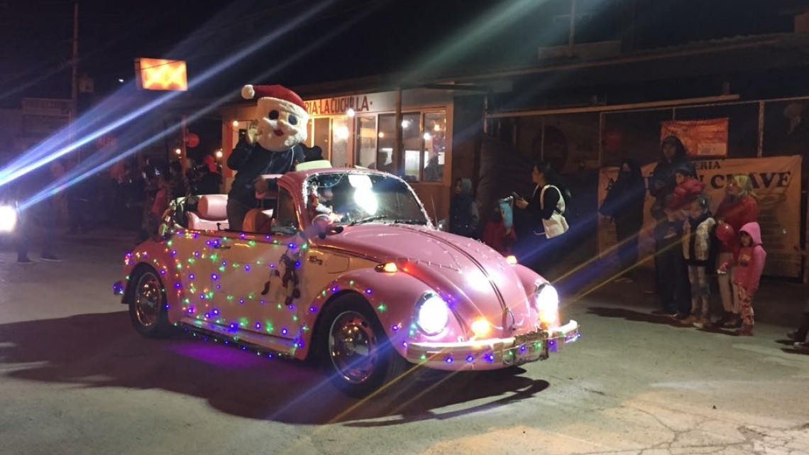Disfrutan cientos de familias, el Desfile Navideño 2018