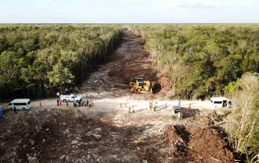Asegura AMLO que defenderá legalmente suspensión a Tramo 5 del Tren Maya 