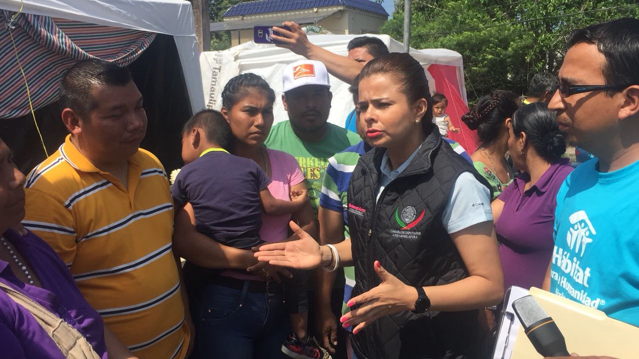 Diputada realiza donativo a víctimas de incendio