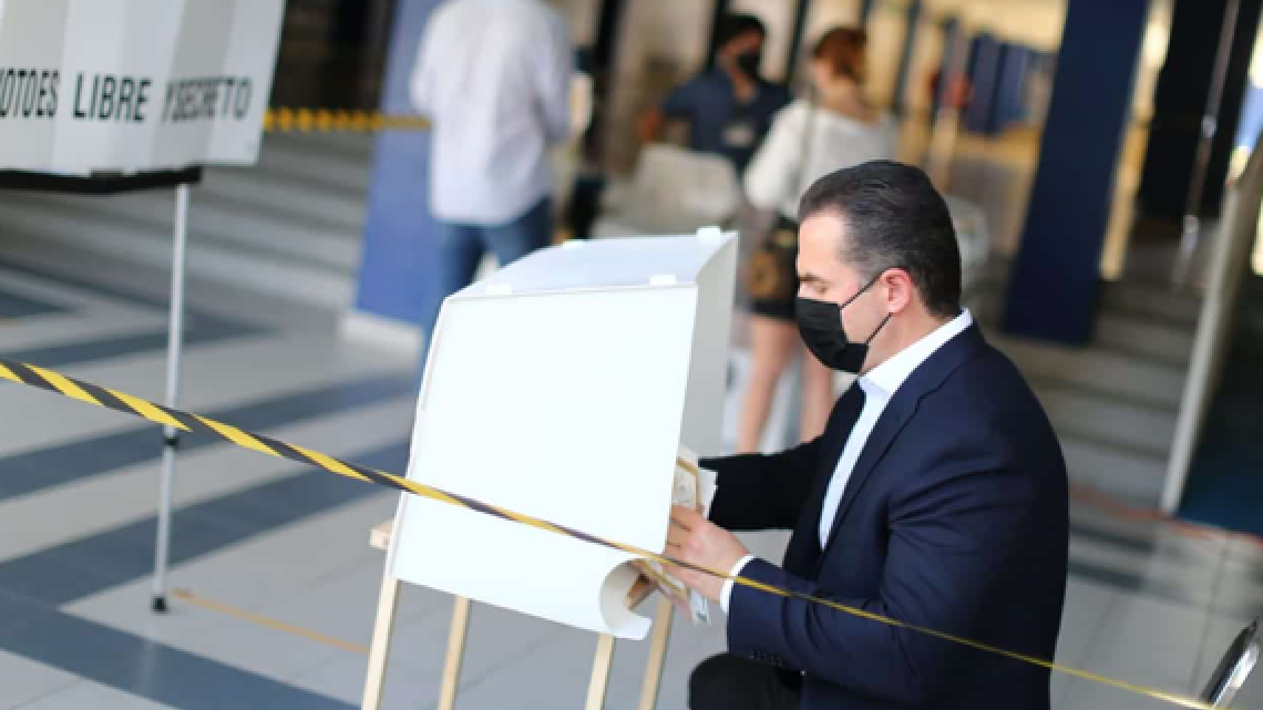 Acuden a votar candidatos a la gubernatura de Nuevo León