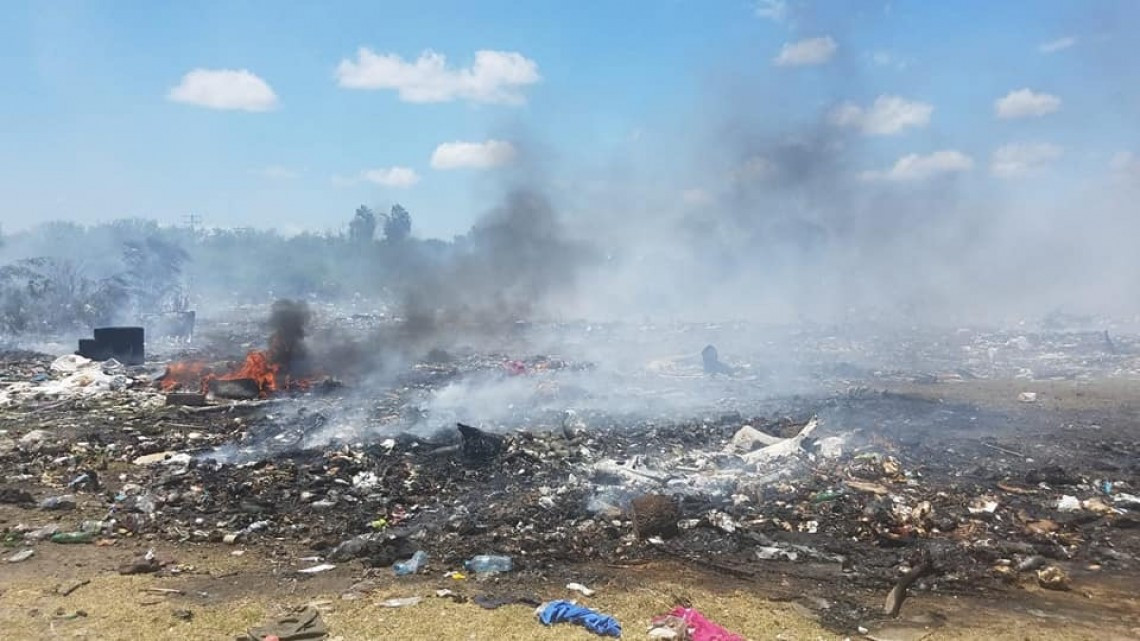 Arde basurero clandestino en Matamoros