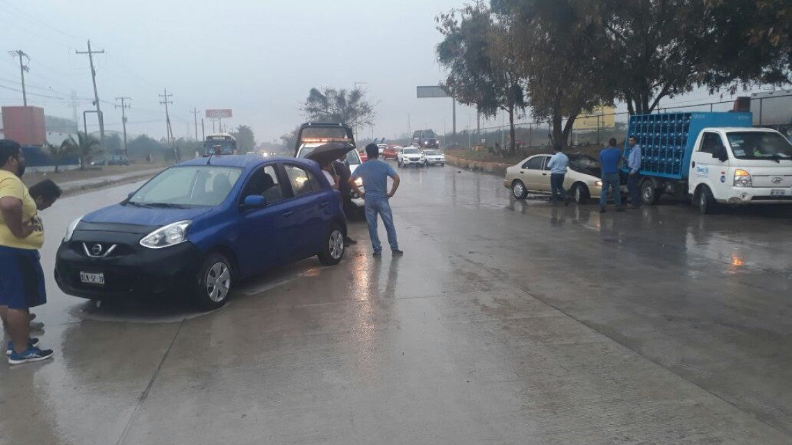 Llovizna genera choques múltiples en la zona sur