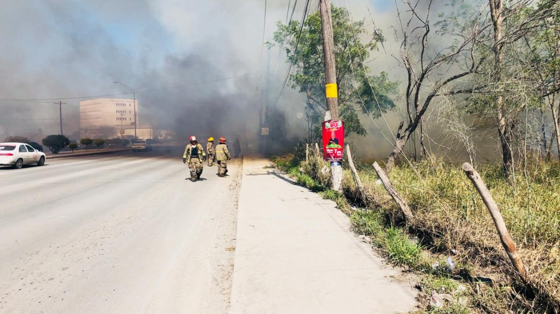 Cierran la Pedro Cárdenas por incendio de zacatal