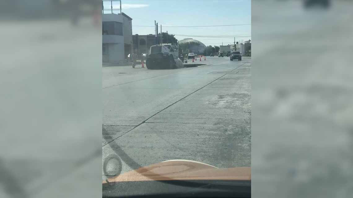 Cae camión en socavón en Sección Lomas