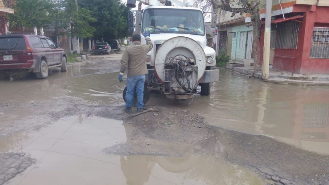 Comapa trabaja con equipo vactor