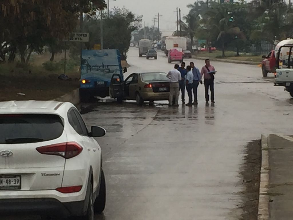 Llovizna genera choques múltiples en la zona sur