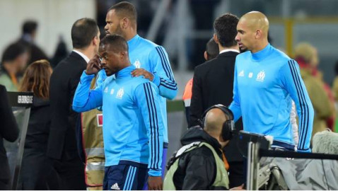 Evra abandona al Marsella tras propinar brutal patada a fanático
