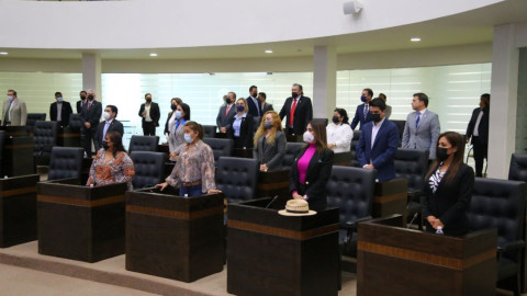 Pelean una vez más en el pleno legislativo; PAN abandona la sesión