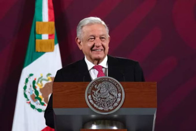 AMLO felicita a los padres en su día