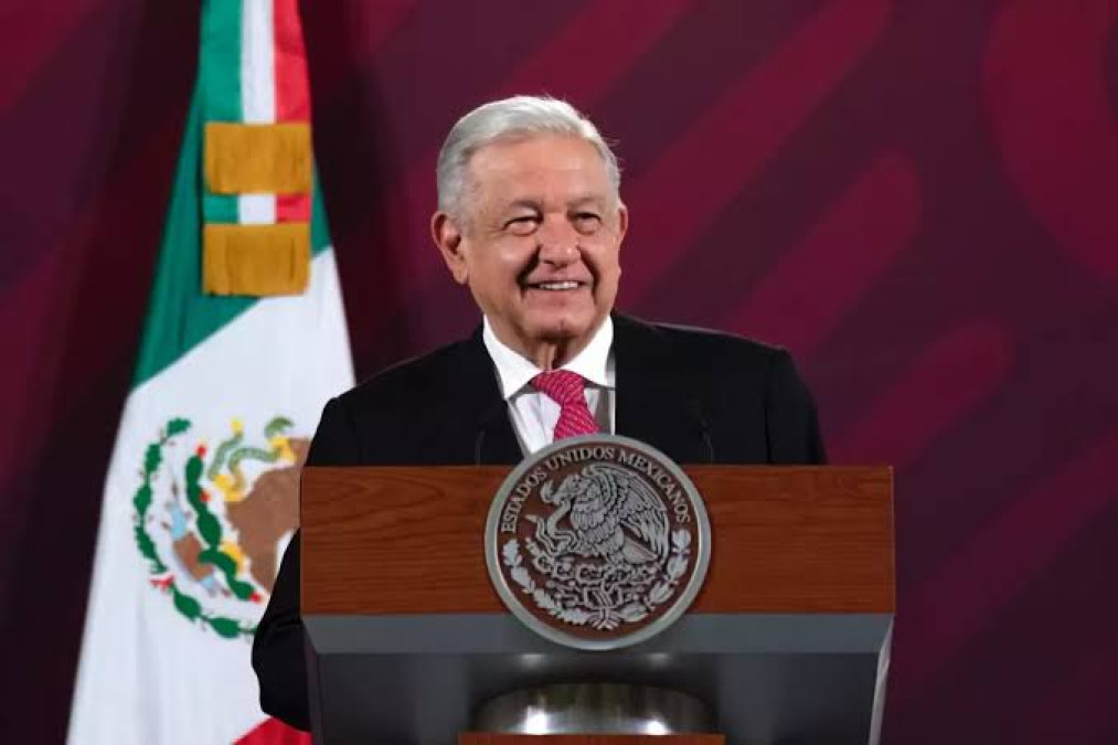 AMLO felicita a los padres en su día