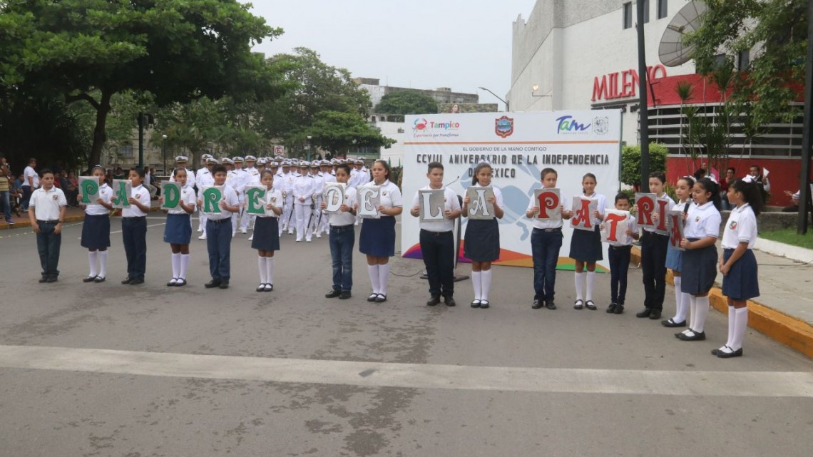 Realizan con éxito desfile conmemorativo de la independencia de México