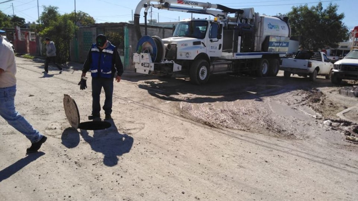 Comapa trabaja con equipo vactor