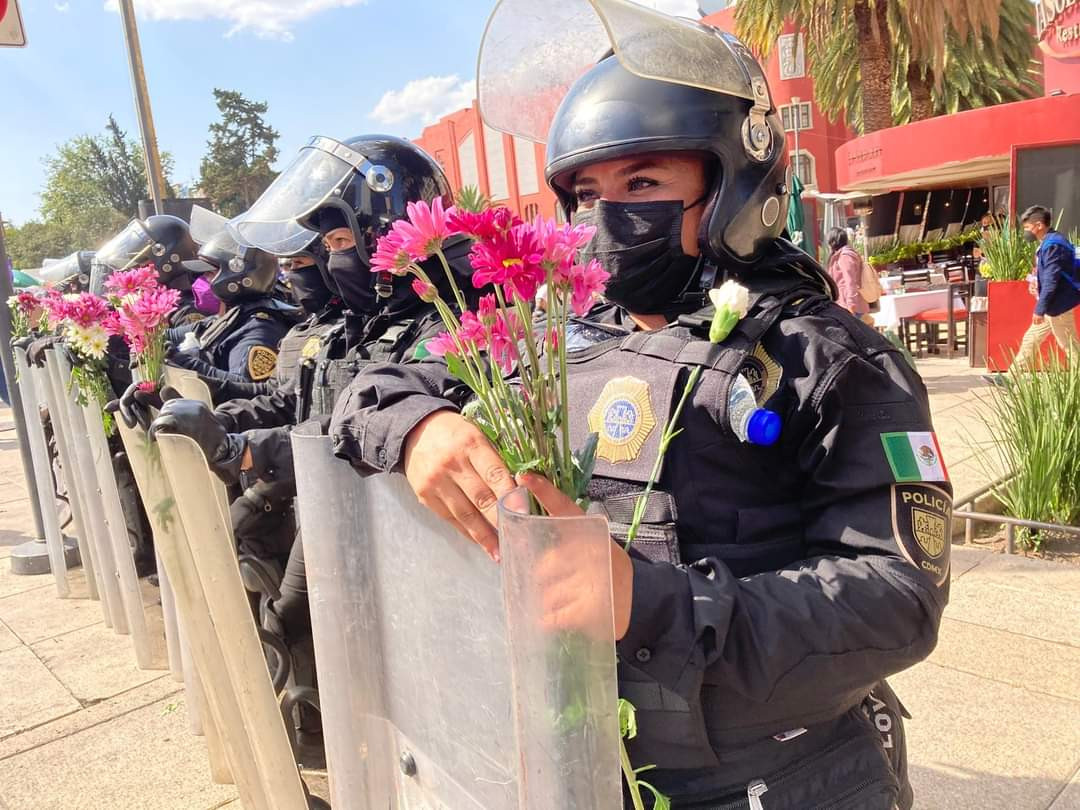 8M: Feministas regalan flores a mujeres policías durante marcha