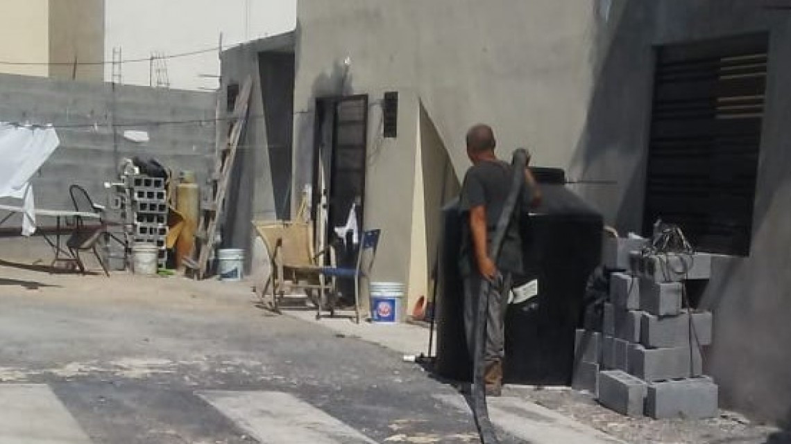 Colonias y ejidos reciben agua potable en pipas