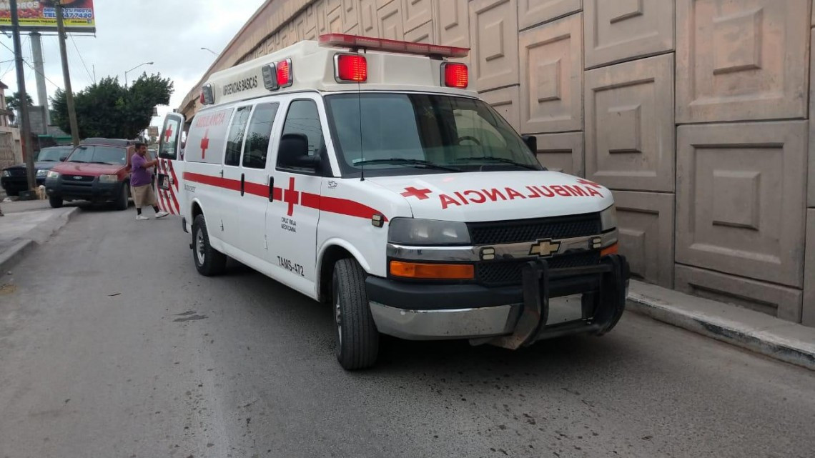 Cae motociclista en alcantarilla y sale lesionado 