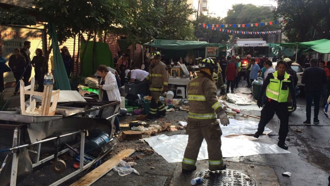 Hombre arrolla a personas en un tianguis