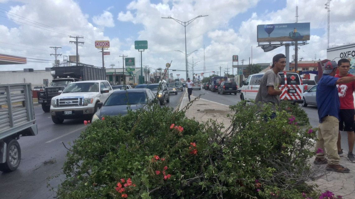 Despistado adolescente causa aparatoso choque
