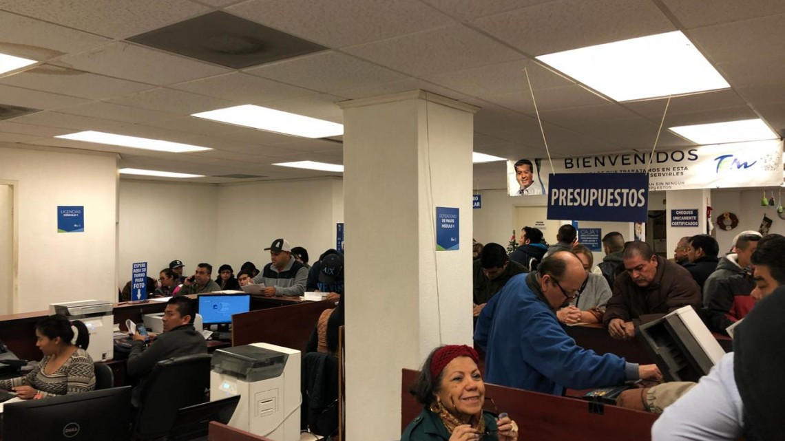 Largas filas en la fiscal para trámite de placas nuevas