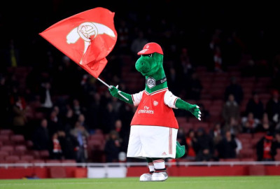 Gran gesto de Ozil: ofrece pagar el sueldo de la mascota del Arsenal