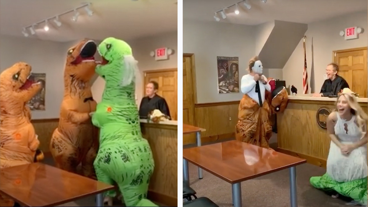 Novios se casan disfrazados de dinosaurios