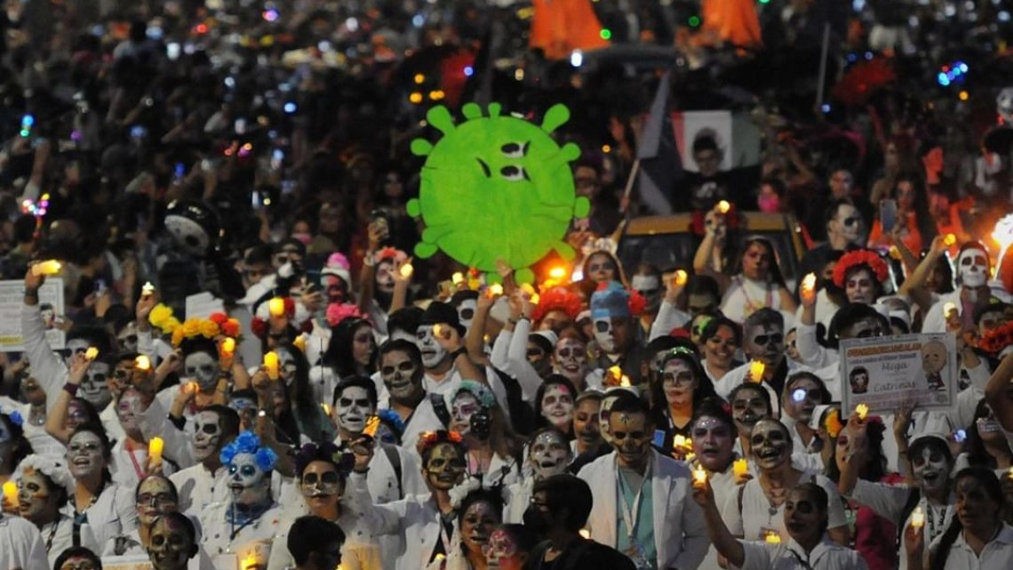 Coloridos Catrinas y Mexicráneos desfilaron en CDMX 