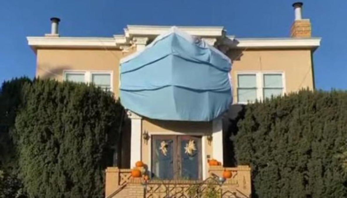 Decoran su casa con enorme cubrebocas