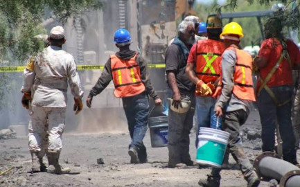 Rescatistas salen de pozo en Sabinas sin mineros