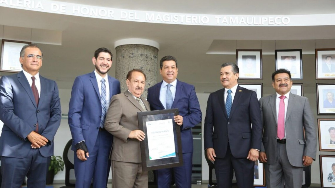 Reconoce Gobernador a maestros en su día