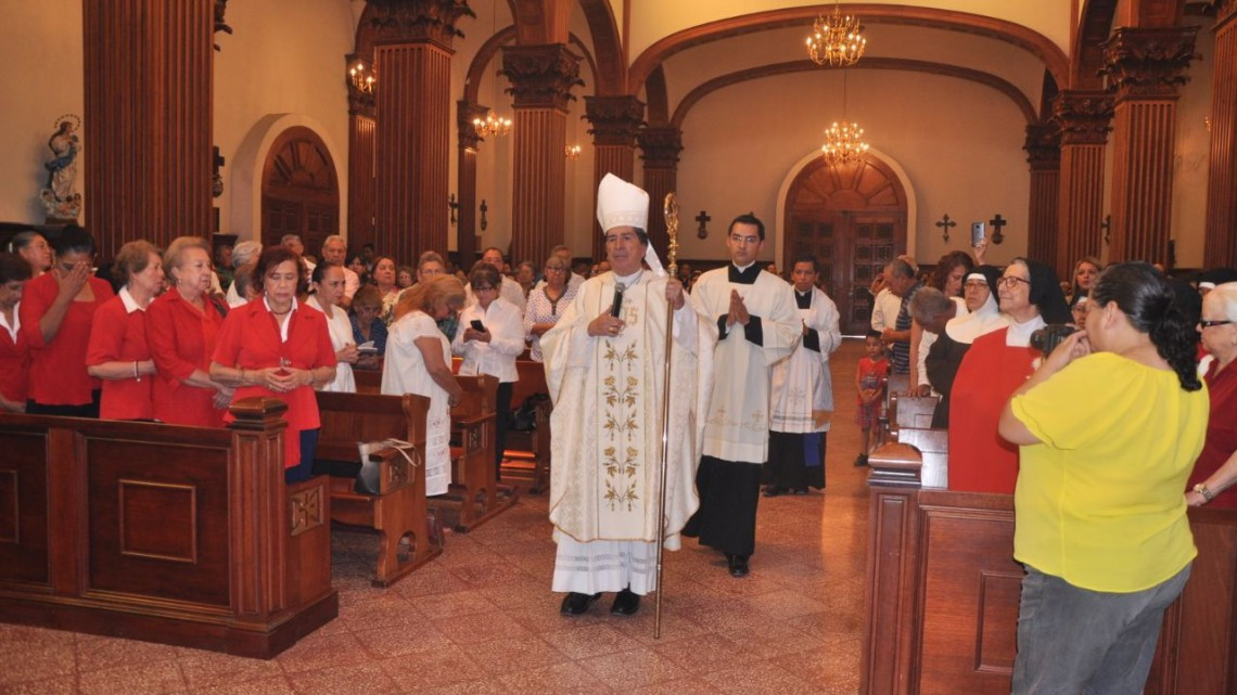 Curas renuevan promesas Sacerdotales