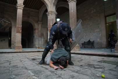 Protestas y represión tras el asesinato del alcalde de Uruapan; toman Palacio de Gobierno