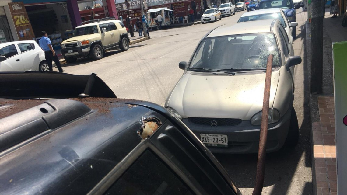 Cae tubo de alumbrado público y daña dos unidades particulares 