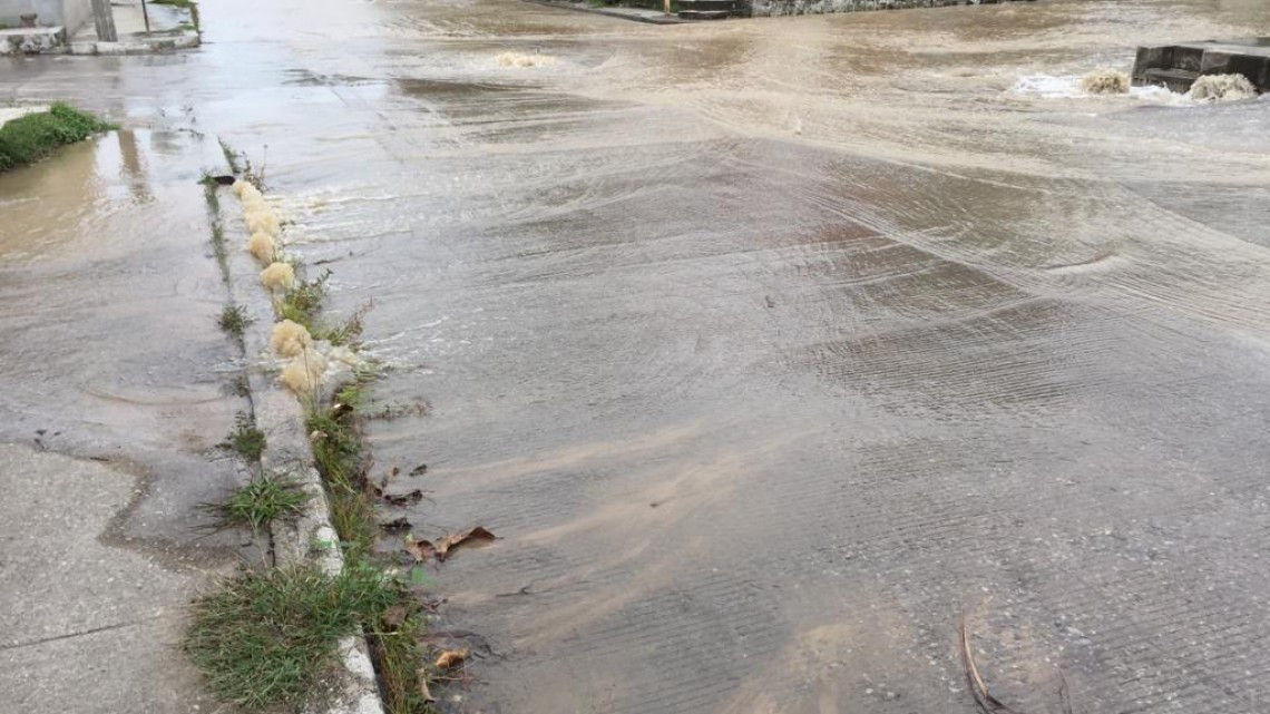 Enorme fuga de agua deja sin el servicio a cientos de familias en norte de Tampico