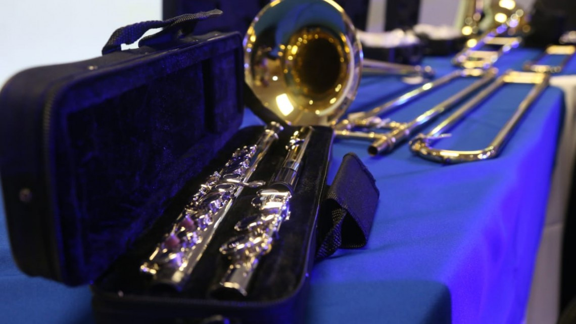 Entrega Maki Ortiz instrumentos musicales al IRCA