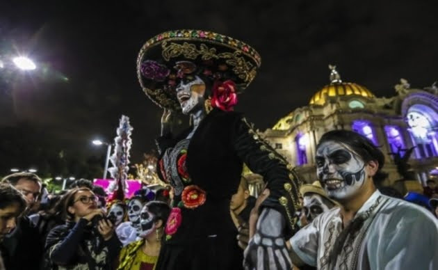 Coloridos Catrinas y Mexicráneos desfilaron en CDMX 