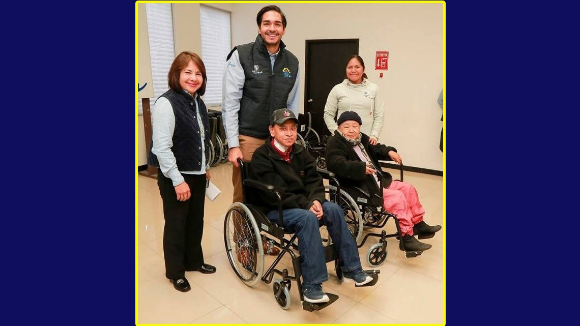 DIF Reynosa  entrega sillas de ruedas 