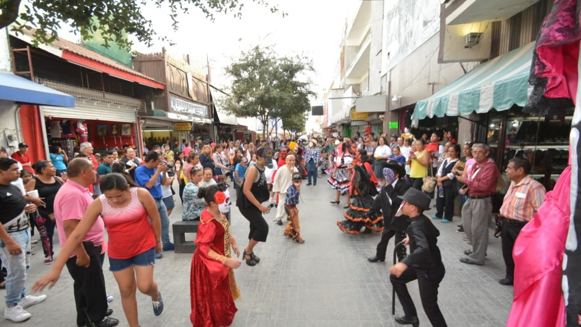 Desfile de Catrinas enaltece tradiciones mexicanas